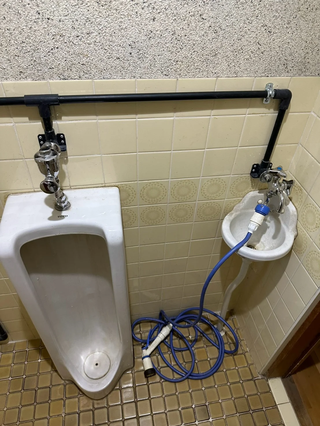 既存の配管を撤去し新設で引き直しています。